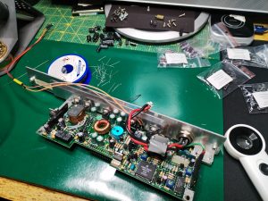 Wymiana kondensatorów w sekcji zasilania na płytce PCB Hyundai SUPER-LT4