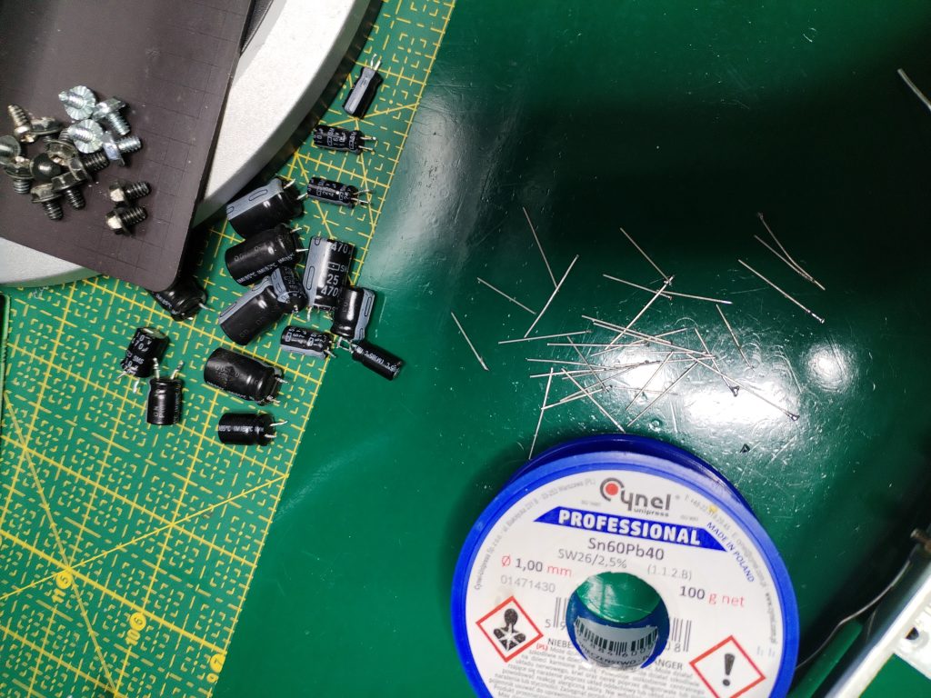 Wymiana kondensatorów w sekcji zasilania na płytce PCB Hyundai SUPER-LT4