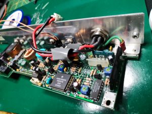 Wymiana kondensatorów w sekcji zasilania na płytce PCB Hyundai SUPER-LT4