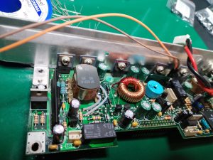 Wymiana kondensatorów w sekcji zasilania na płytce PCB Hyundai SUPER-LT4