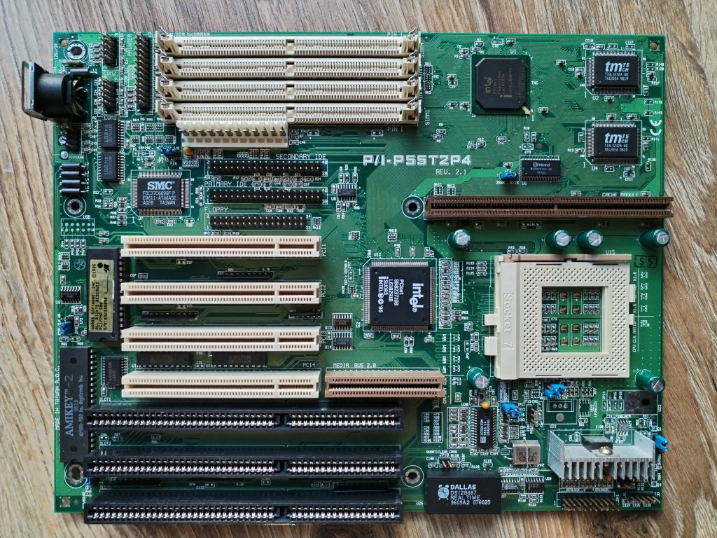 ASUS P/I-P55T2P4 - jedna z najlepszych płyt Socket 7