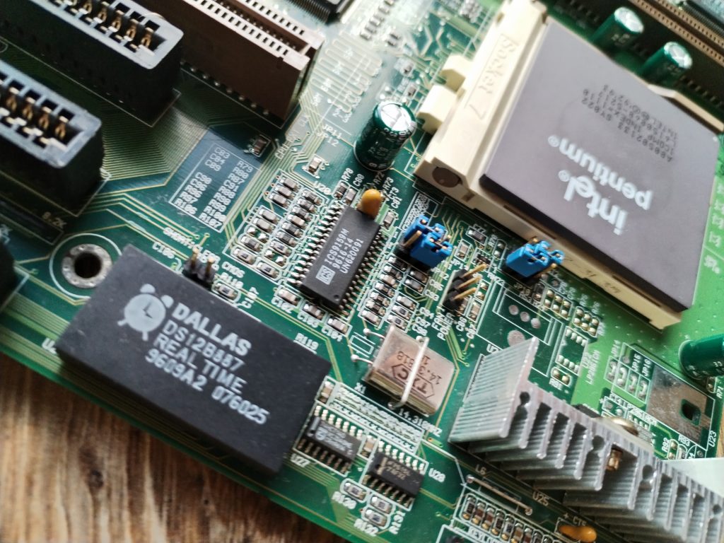 ASUS P/I-P55T2P4 - jedna z najlepszych płyt Socket 7
