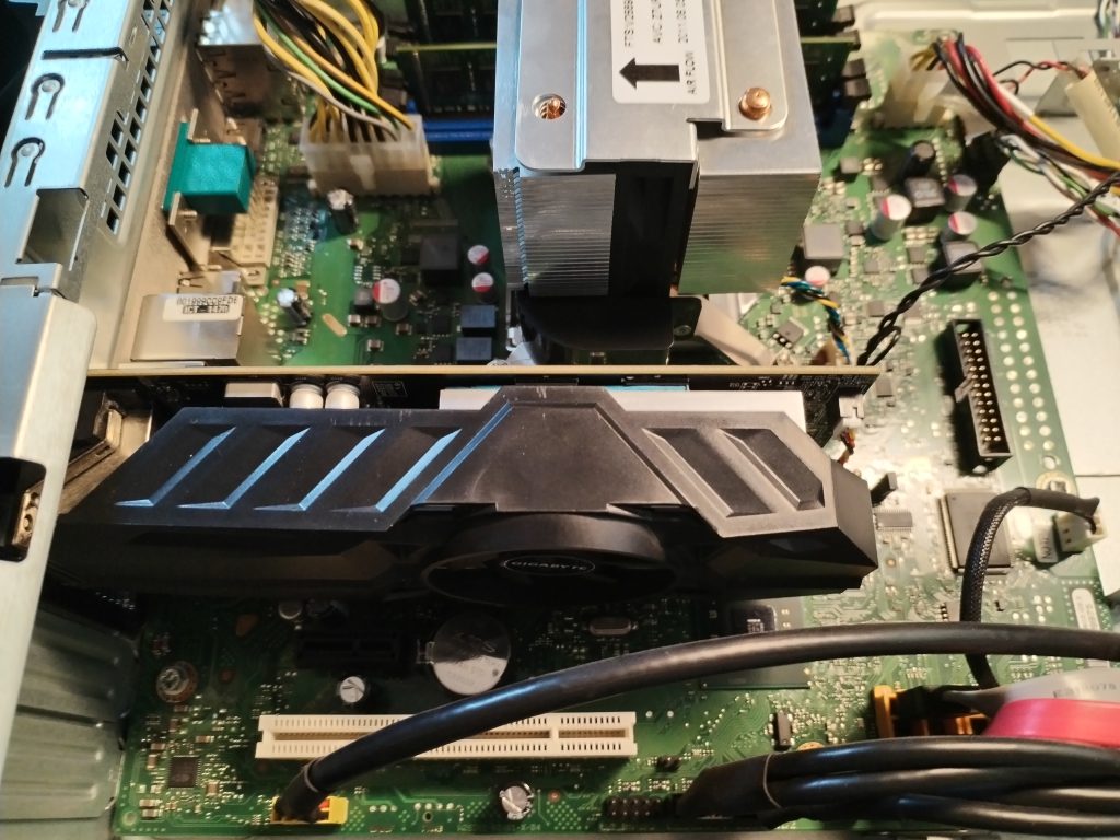 Fujitsu ESPRIMO E700 E90+ i GTX 1050