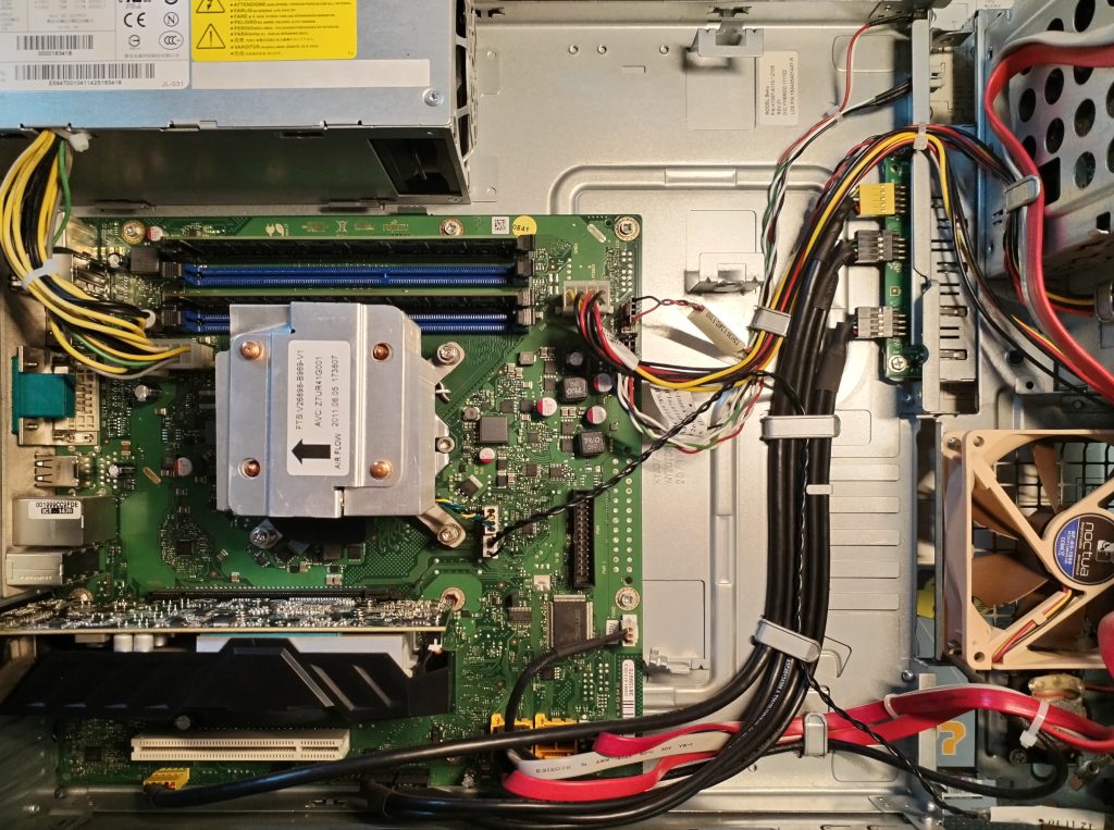 Wnętrze Fujitsu ESPRIMO E700 E90+
